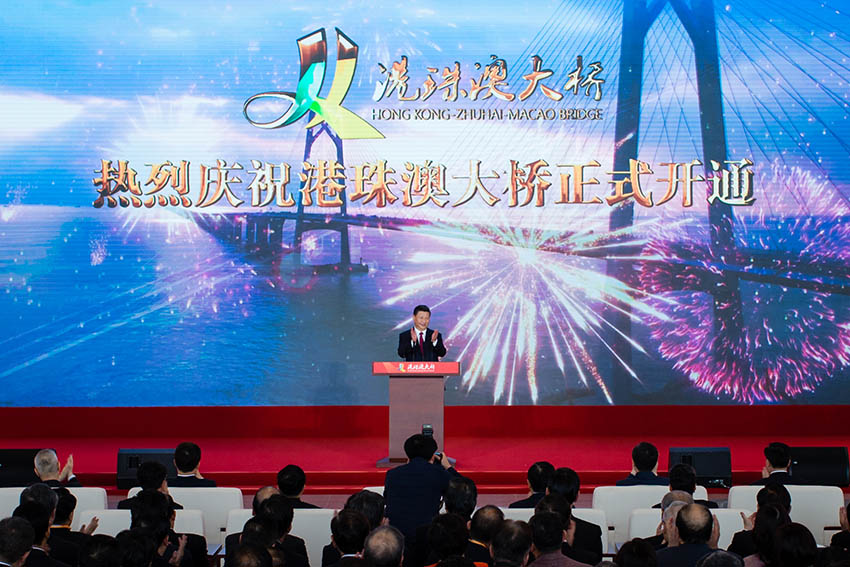 10月23日上午，港珠澳大橋開通儀式在廣東省珠海市舉行。中共中央總書記、國(guó)家主席、中央軍委主席習(xí)近平出席儀式，宣布大橋正式開通並巡覽大橋。 新華社記者劉彬攝