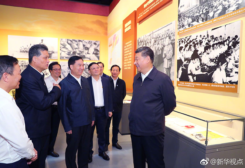 10月24日，中共中央總書記、國(guó)家主席、中央軍委主席習(xí)近平在深圳考察。這是習(xí)近平在深圳改革開放展覽館參觀“大潮起珠江——廣東改革開放40周年展覽”。 新華社記者 謝環(huán)馳 攝