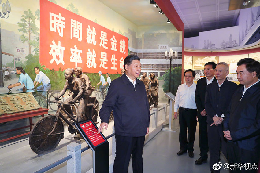 10月24日，中共中央總書記、國家主席、中央軍委主席習(xí)近平在深圳考察。這是習(xí)近平在深圳改革開放展覽館參觀“大潮起珠江——廣東改革開放40周年展覽”。 新華社記者 謝環(huán)馳 攝