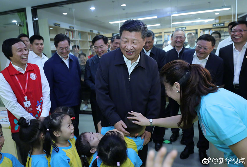 10月24日，中共中央總書記、國家主席、中央軍委主席習(xí)近平在深圳考察調(diào)研。這是習(xí)近平在深圳龍華區(qū)民治街道北站社區(qū)兒童之家同孩子們打招呼。 新華社記者 鞠鵬 攝