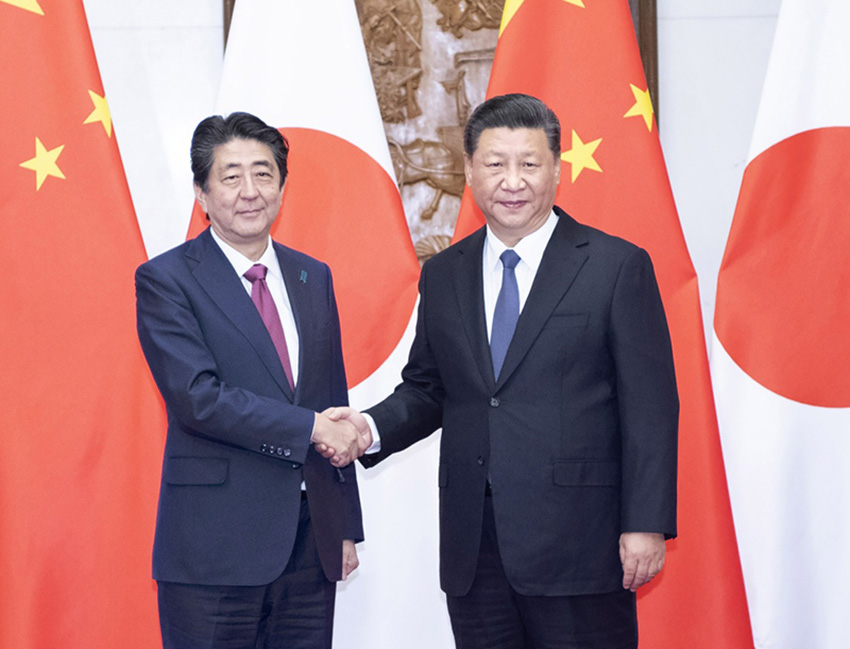 10月26日，國(guó)家主席習(xí)近平在北京釣魚臺(tái)國(guó)賓館會(huì)見來(lái)華進(jìn)行正式訪問(wèn)的日本首相安倍晉三。 新華社記者李濤攝