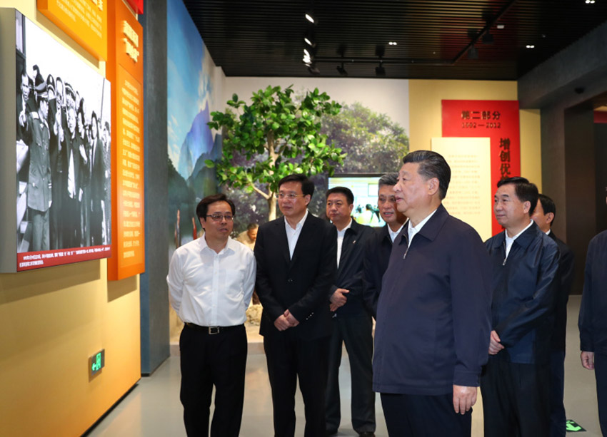 10月22日至25日，中共中央總書記、國家主席、中央軍委主席習近平在廣東考察。這是10月24日上午，習近平在深圳參觀“大潮起珠江——廣東改革開放40周年展覽”。 新華社記者謝環(huán)馳攝