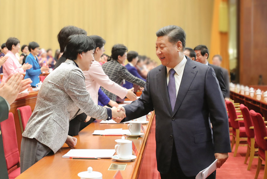 10月30日，中國婦女第十二次全國代表大會在北京人民大會堂開幕。這是中共中央總書記、國家主席、中央軍委主席習近平等同與會代表親切握手。 新華社記者 鞠鵬 攝