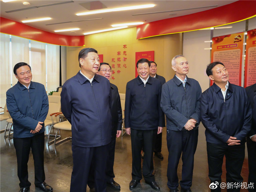 11月6日，中共中央總書記、國(guó)家主席、中央軍委主席習(xí)近平在上?？疾臁＿@是習(xí)近平在位於上海市浦東新區(qū)陸家嘴的上海中心大廈，視察陸家嘴金融城黨建服務(wù)中心，了解城市樓宇黨建工作情況。 新華社記者 謝環(huán)馳 攝