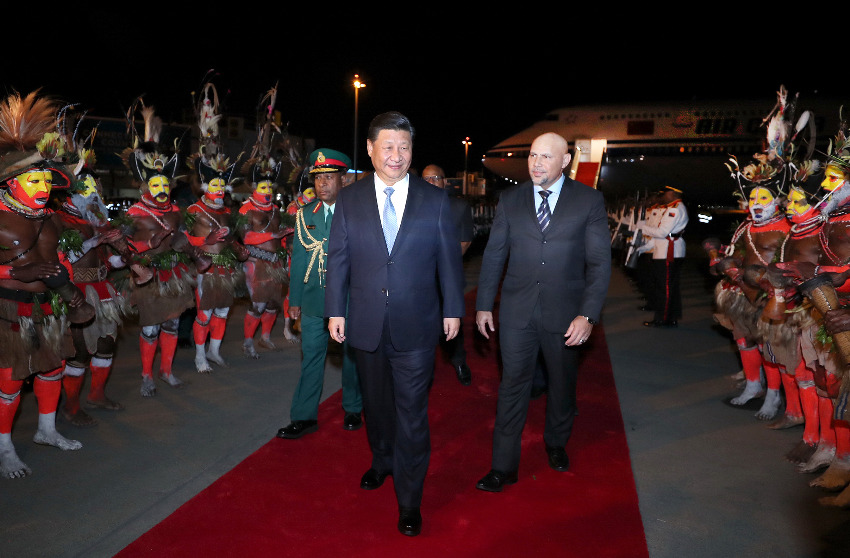 11月15日，國(guó)家主席習(xí)近平乘專(zhuān)機(jī)抵達(dá)莫爾茲比港，開(kāi)始對(duì)巴布亞新幾內(nèi)亞獨(dú)立國(guó)進(jìn)行國(guó)事訪問(wèn)、同建交太平洋島國(guó)領(lǐng)導(dǎo)人會(huì)晤並出席亞太經(jīng)合組織第二十六次領(lǐng)導(dǎo)人非正式會(huì)議。巴布亞新幾內(nèi)亞副總理埃布爾率政府高級(jí)官員在舷梯旁熱情迎接。新華社記者 鞠鵬 攝