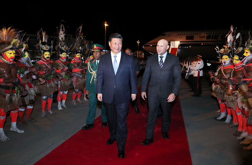 11月15日，國(guó)家主席習(xí)近平乘專(zhuān)機(jī)抵達(dá)莫爾茲比港，開(kāi)始對(duì)巴布亞新幾內(nèi)亞獨(dú)立國(guó)進(jìn)行國(guó)事訪問(wèn)、同建交太平洋島國(guó)領(lǐng)導(dǎo)人會(huì)晤並出席亞太經(jīng)合組織第二十六次領(lǐng)導(dǎo)人非正式會(huì)議。巴布亞新幾內(nèi)亞副總理埃布爾率政府高級(jí)官員在舷梯旁熱情迎接。新華社記者 鞠鵬 攝