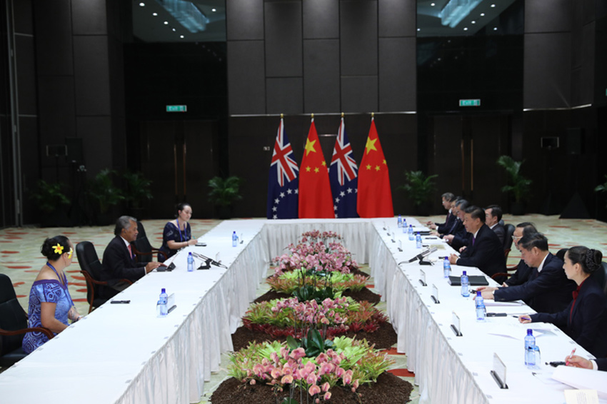 11月16日，國(guó)家主席習(xí)近平在莫爾茲比港分別會(huì)見建交太平洋島國(guó)領(lǐng)導(dǎo)人。這是習(xí)近平會(huì)見庫(kù)克群島總理普納。 新華社記者 丁林 攝