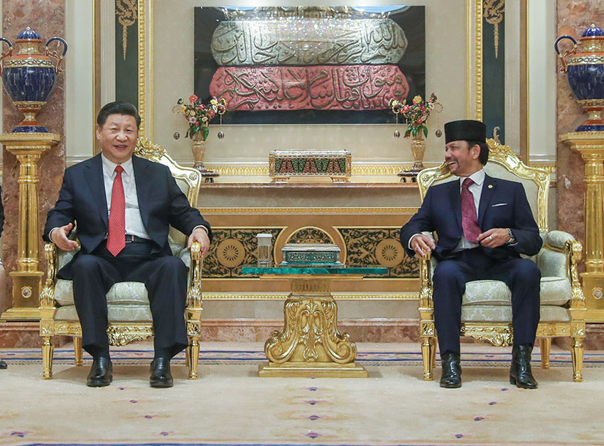 11月19日，國(guó)家主席習(xí)近平在斯裡巴加灣同文萊蘇丹哈桑納爾舉行會(huì)談。 新華社記者 鞠鵬 攝