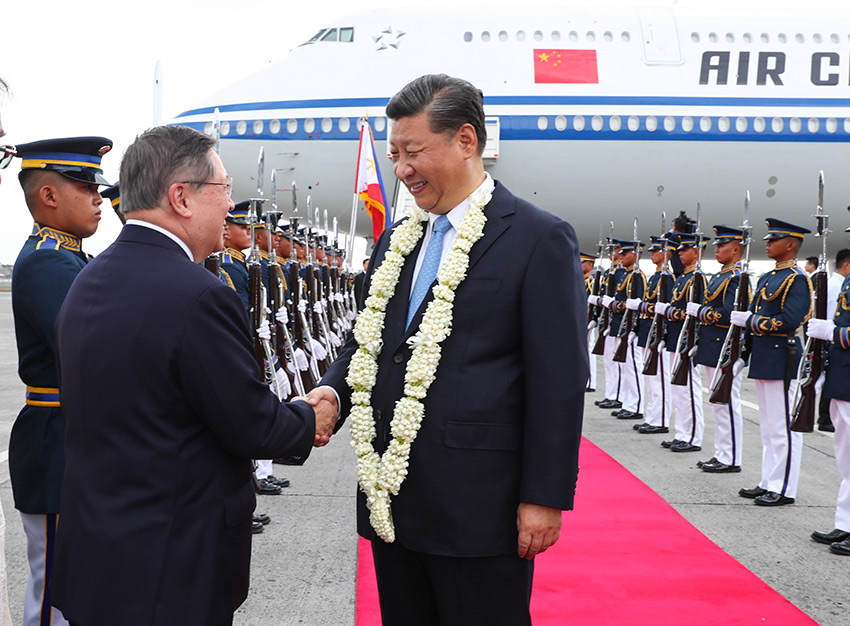 11月20日，國家主席習(xí)近平抵達(dá)馬尼拉，開始對菲律賓共和國進(jìn)行國事訪問。這是習(xí)近平在機(jī)場受到菲律賓政府高級官員熱情迎接。 新華社記者 謝環(huán)馳 攝
