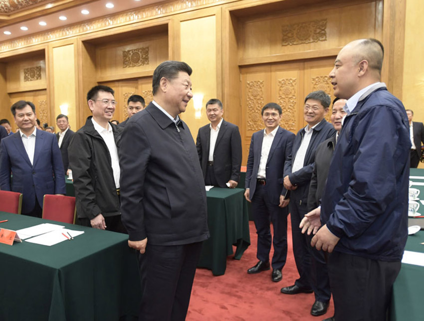 11月1日，中共中央總書記、國家主席、中央軍委主席習(xí)近平在北京人民大會堂主持召開民營企業(yè)座談會並發(fā)表重要講話。這是習(xí)近平同民營企業(yè)家們親切交流。新華社記者 李學(xué)仁 攝