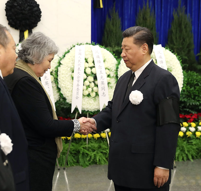 11月2日，王光英同志遺體在北京八寶山革命公墓火化。習(xí)近平、李克強(qiáng)、栗戰(zhàn)書、汪洋、王滬寧、趙樂際、韓正、王岐山、胡錦濤等前往八寶山送別。這是習(xí)近平與王光英親屬握手，表示深切慰問。新華社記者 黃敬文攝