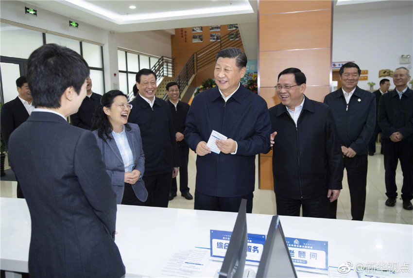 11月6日，中共中央總書記、國家主席、中央軍委主席習(xí)近平在上?？疾?。這是習(xí)近平在虹口區(qū)市民驛站嘉興路街道第一分站同工作人員親切交談。 新華社記者 李濤 攝