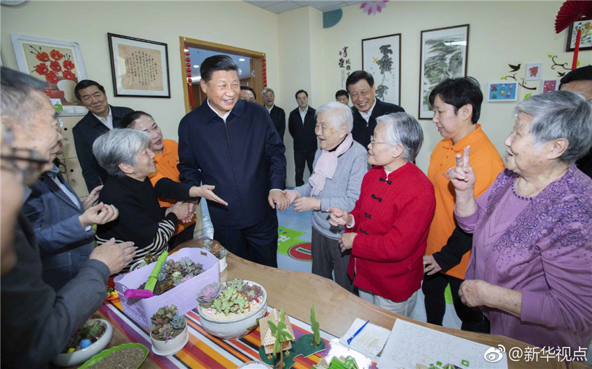 11月6日，中共中央總書記、國(guó)家主席、中央軍委主席習(xí)近平在上?？疾?。這是習(xí)近平在虹口區(qū)市民驛站嘉興路街道第一分站托老所同老年居民親切交談。 新華社記者 李濤 攝