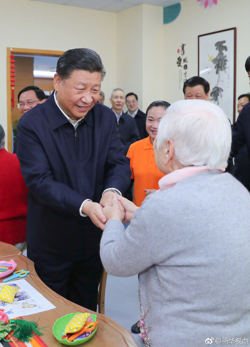 11月6日，中共中央總書記、國家主席、中央軍委主席習(xí)近平在上?？疾?。這是習(xí)近平在虹口區(qū)市民驛站嘉興路街道第一分站托老所同老年居民親切握手。 新華社記者 謝環(huán)馳 攝
