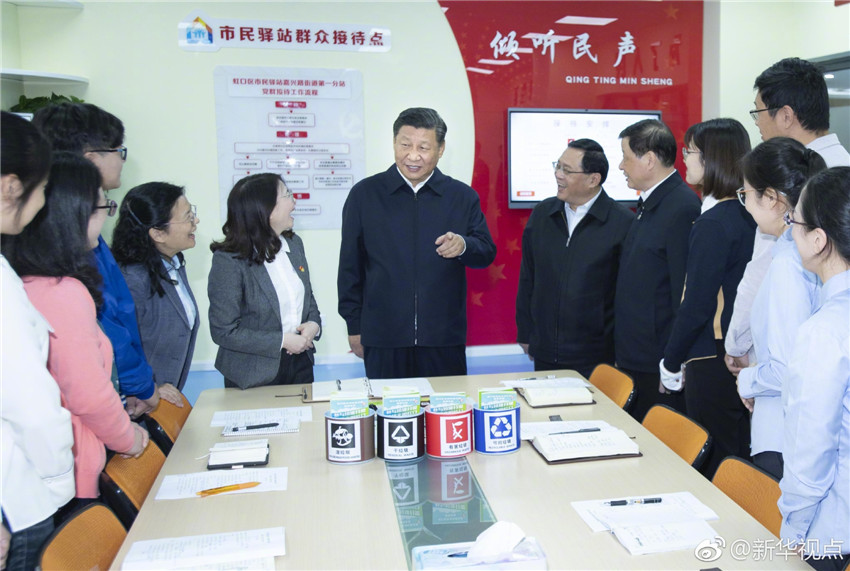 11月6日，中共中央總書記、國家主席、中央軍委主席習近平在上海考察。這是習近平在虹口區(qū)市民驛站嘉興路街道第一分站，同正在交流社區(qū)垃圾分類推廣做法的年輕黨員親切交談。 新華社記者 李濤 攝