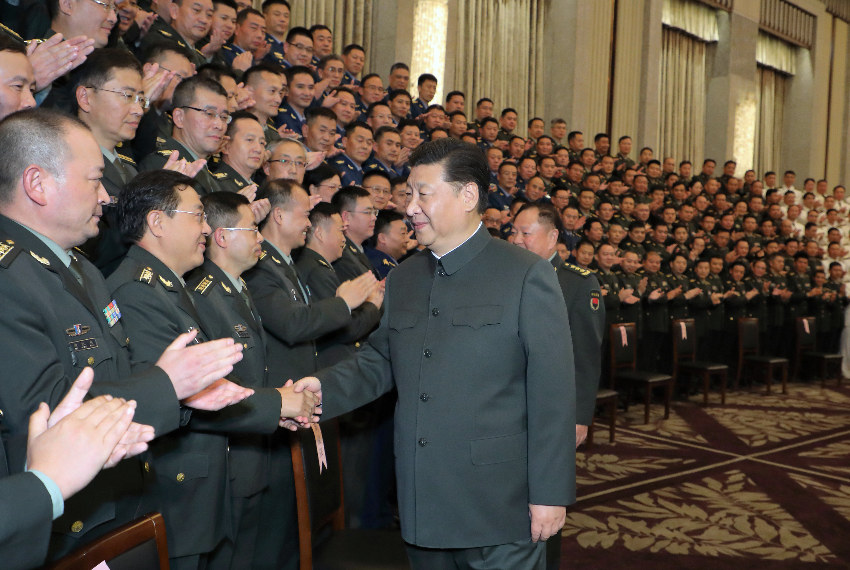 11月6日至7日，中共中央總書記、國(guó)家主席、中央軍委主席習(xí)近平在上海考察。這是6日，習(xí)近平在上海親切接見(jiàn)駐滬部隊(duì)副師職以上領(lǐng)導(dǎo)干部和團(tuán)級(jí)單位主官，代表黨中央和中央軍委向駐滬部隊(duì)全體官兵致以誠(chéng)摯問(wèn)候。新華社記者 李剛 攝