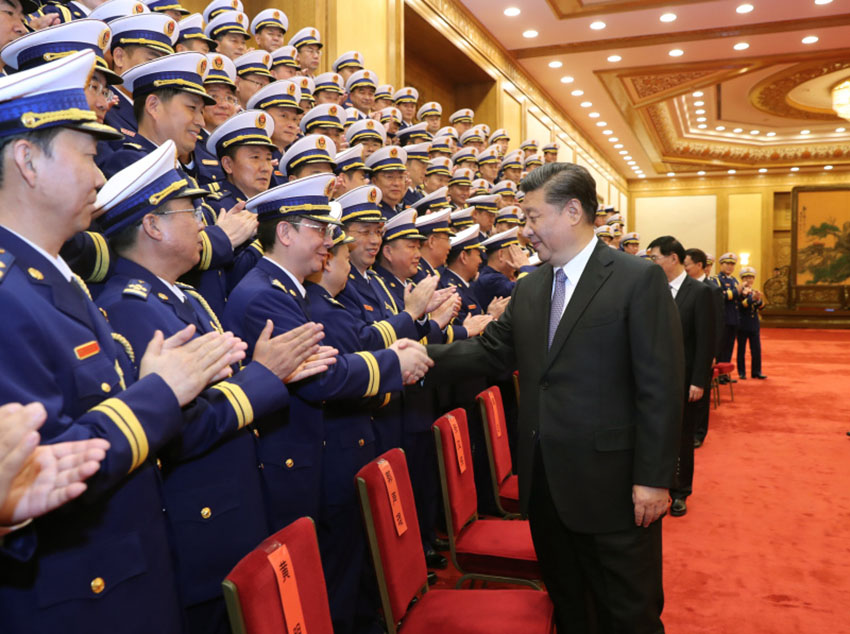11月9日，國(guó)家綜合性消防救援隊(duì)伍授旗儀式在人民大會(huì)堂舉行。中共中央總書(shū)記、國(guó)家主席、中央軍委主席習(xí)近平向國(guó)家綜合性消防救援隊(duì)伍授旗並致訓(xùn)詞。授旗儀式后，習(xí)近平等親切接見(jiàn)國(guó)家綜合性消防救援隊(duì)伍總隊(duì)級(jí)以上干部。 新華社記者 鞠鵬 攝