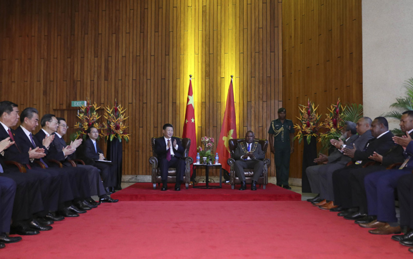 11月16日，國(guó)家主席習(xí)近平在莫爾茲比港會(huì)見(jiàn)巴布亞新幾內(nèi)亞總督達(dá)達(dá)埃。新華社記者 丁林 攝