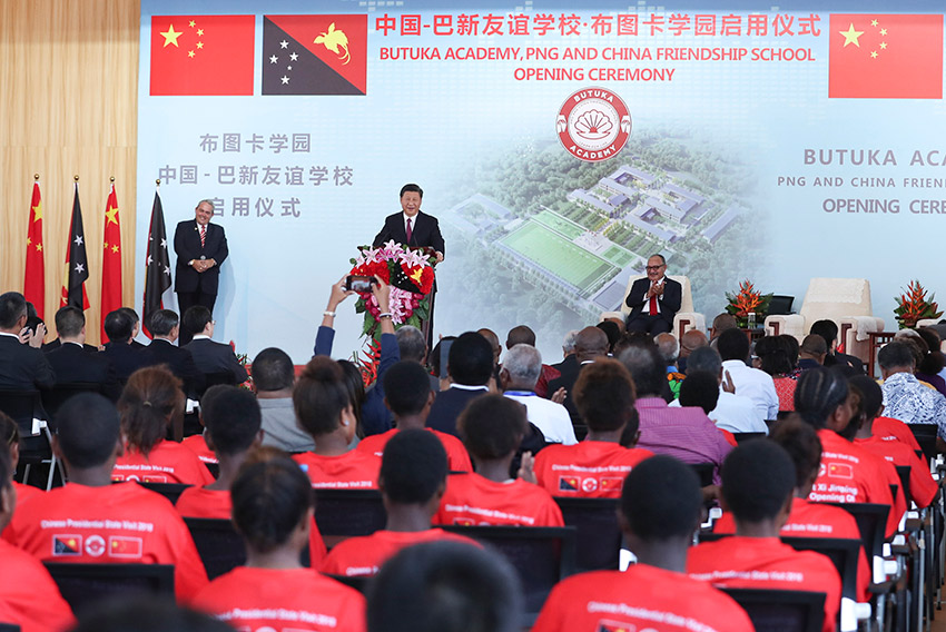 11月16日，國家主席習(xí)近平在莫爾茲比港和巴布亞新幾內(nèi)亞總理奧尼爾共同出席中國援建的布圖卡學(xué)園啟用儀式。新華社記者 謝環(huán)馳 攝
