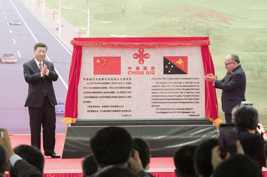 11月16日，國家主席習(xí)近平在莫爾茲比港和巴布亞新幾內(nèi)亞總理奧尼爾共同出席中國援建的獨立大道移交啟用儀式。新華社記者 黃敬文 攝