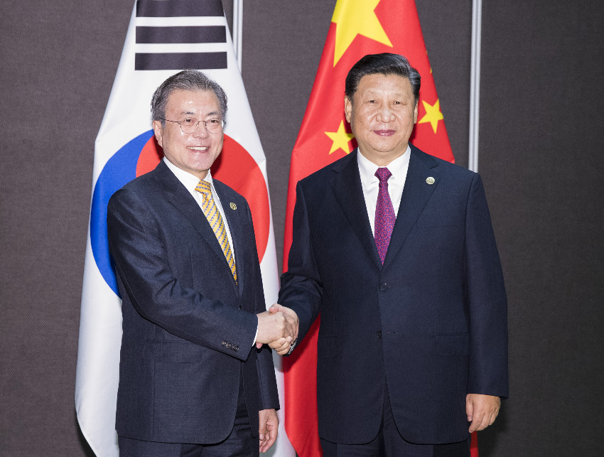 11月17日，國家主席習(xí)近平在莫爾茲比港會(huì)見韓國總統(tǒng)文在寅。新華社記者 黃敬文 攝