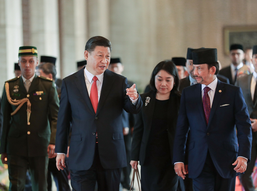 11月19日，國家主席習(xí)近平在斯裡巴加灣同文萊蘇丹哈桑納爾舉行會談。這是習(xí)近平同哈桑納爾親切交談。新華社記者 鞠鵬 攝
