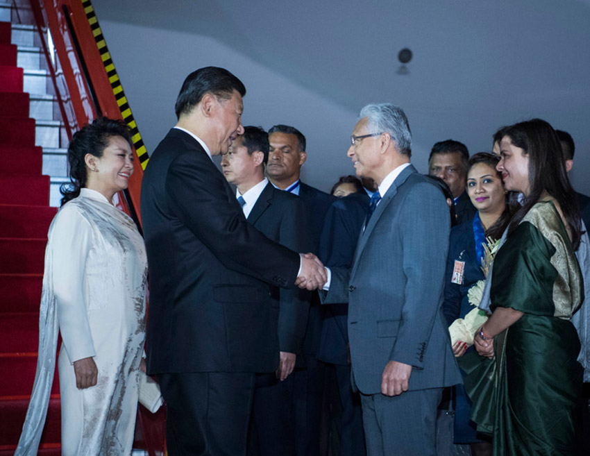 7月27日，國家主席習(xí)近平抵達(dá)毛裡求斯共和國，過境並進(jìn)行友好訪問。習(xí)近平和夫人彭麗媛在機(jī)場受到毛裡求斯總理賈格納特和夫人科比塔的熱情迎接。新華社記者 李學(xué)仁 攝