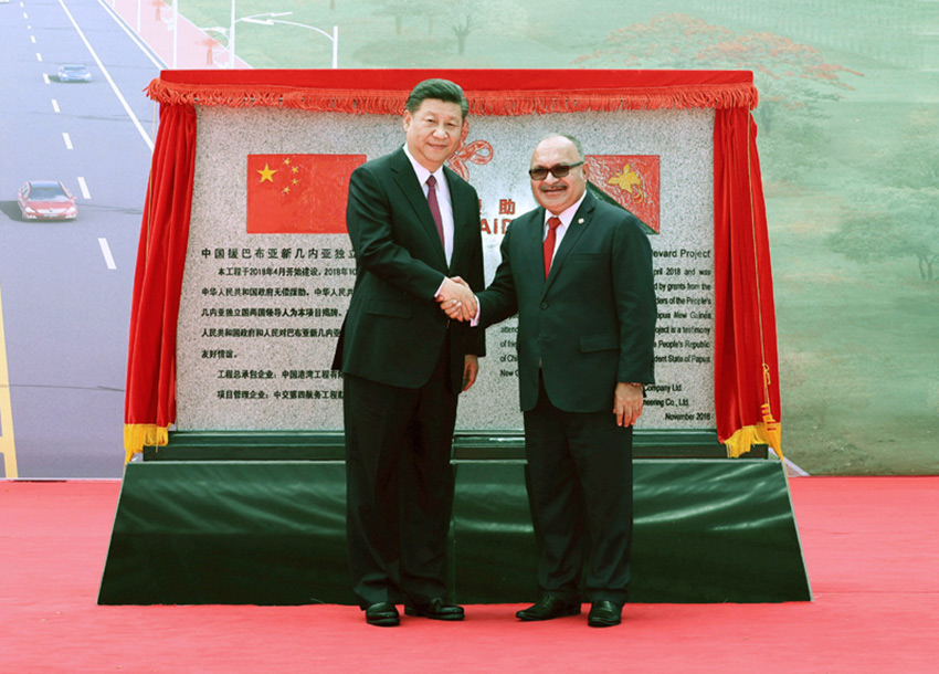 11月16日，國家主席習近平在莫爾茲比港和巴布亞新幾內(nèi)亞總理奧尼爾共同出席中國援建的獨立大道移交啟用儀式。新華社記者 鞠鵬 攝