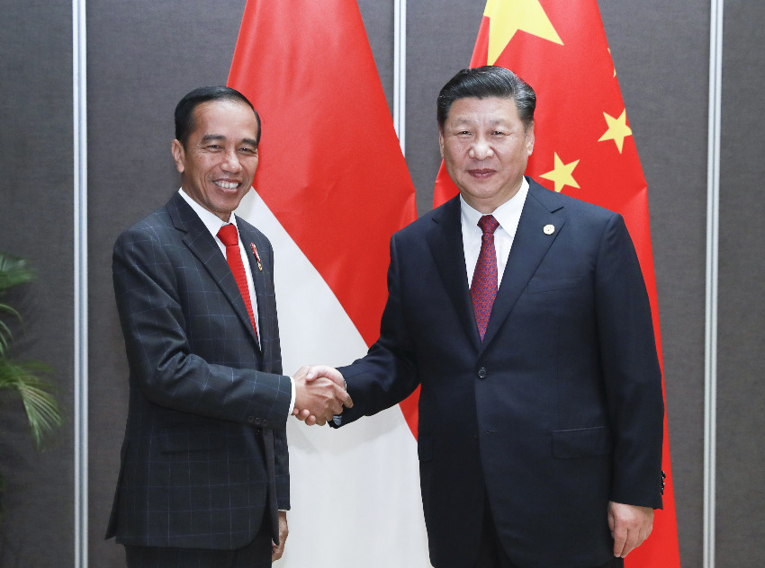 11月17日，國(guó)家主席習(xí)近平在莫爾茲比港會(huì)見印度尼西亞總統(tǒng)佐科。新華社記者 龐興雷 攝