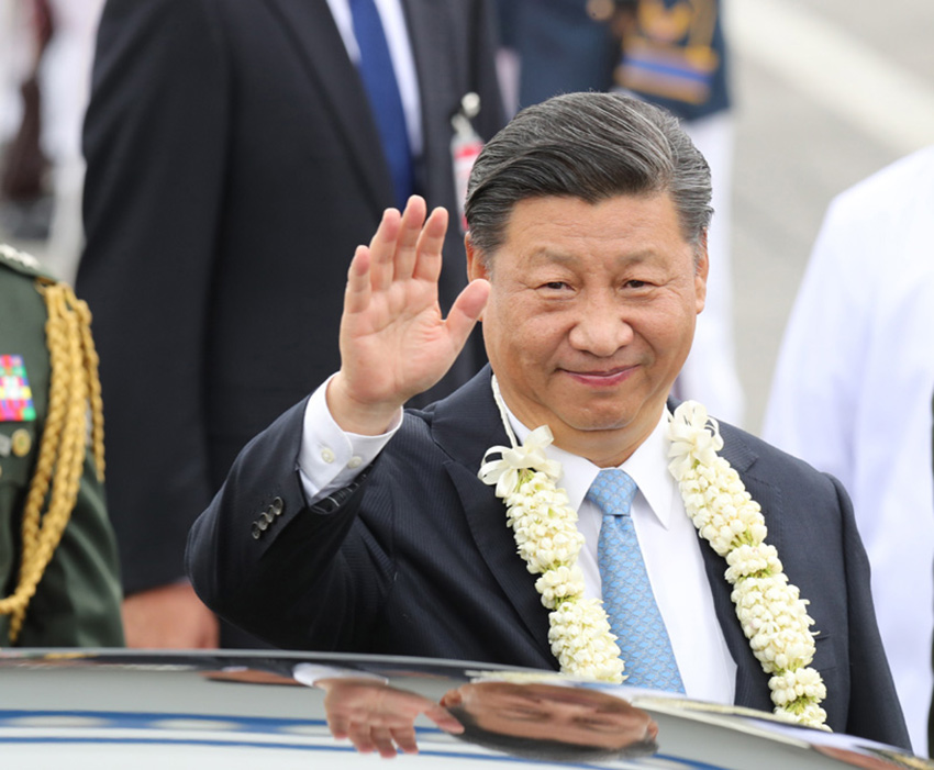 11月20日，國家主席習(xí)近平抵達(dá)馬尼拉，開始對菲律賓共和國進(jìn)行國事訪問。這是習(xí)近平在機場向歡迎人群揮手致意。 新華社記者 丁林 攝
