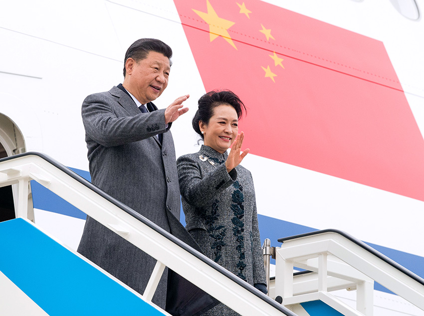 當?shù)貢r間12月4日，國家主席習近平抵達裡斯本，開始對葡萄牙共和國進行國事訪問。這是習近平和夫人彭麗媛步出艙門。 新華社記者李學仁攝