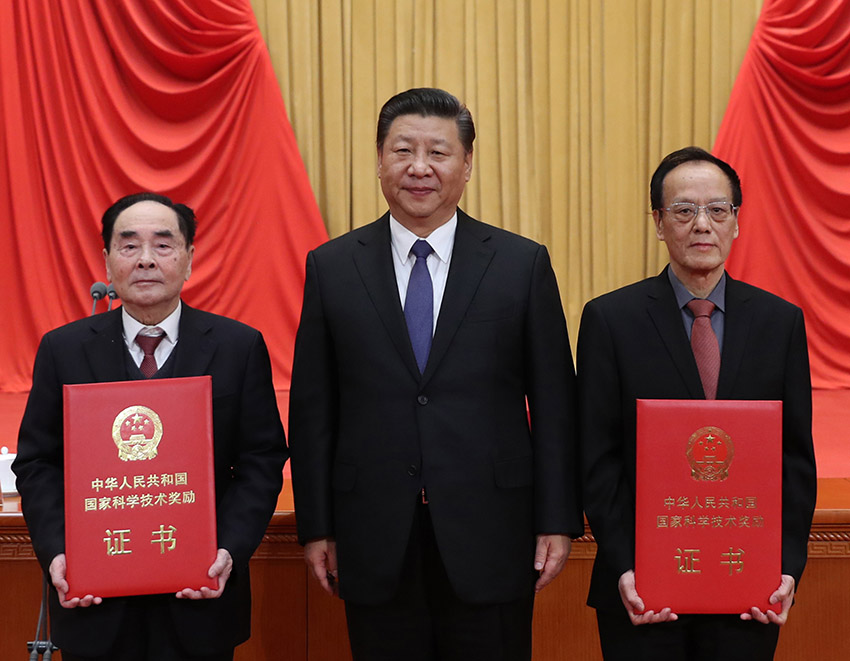 2018年1月8日，國家科學(xué)技術(shù)獎(jiǎng)勵(lì)大會(huì)在北京人民大會(huì)堂隆重舉行。中共中央總書記、國家主席、中央軍委主席習(xí)近平向獲得2017年度國家最高科學(xué)技術(shù)獎(jiǎng)的南京理工大學(xué)王澤山院士（右）和中國疾病預(yù)防控制中心病毒病預(yù)防控制所侯雲(yún)德院士（左）頒發(fā)獎(jiǎng)勵(lì)証書。新華社記者 鞠鵬 攝