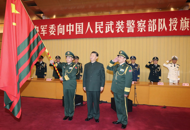 2018年1月10日，中央軍委向武警部隊(duì)授旗儀式在北京八一大樓舉行。中共中央總書記、國(guó)家主席、中央軍委主席習(xí)近平向武警部隊(duì)授旗並致訓(xùn)詞。這是習(xí)近平向武警部隊(duì)授旗。新華社記者 李剛 攝