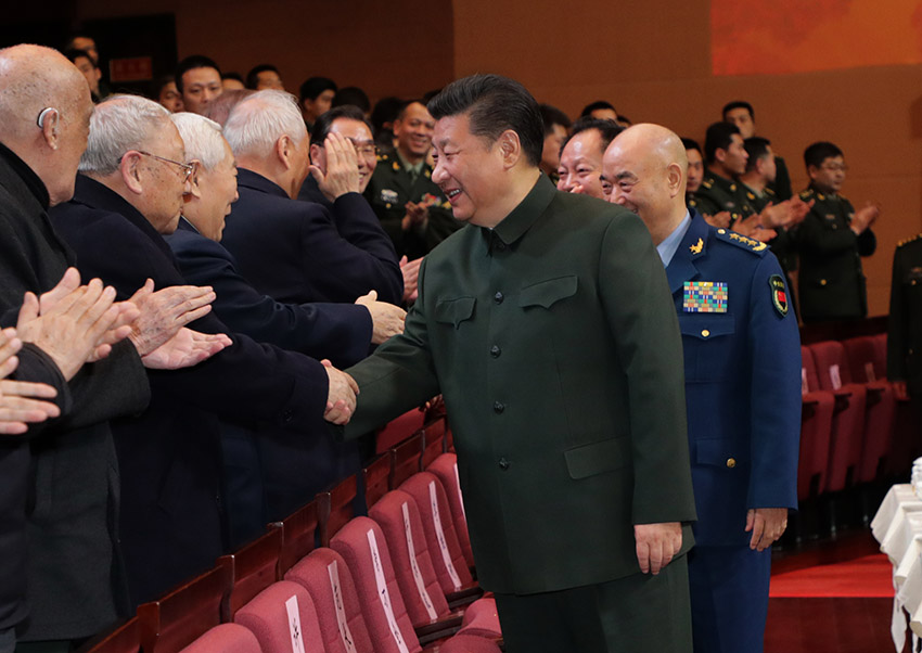 2018年2月2日，中央軍委慰問駐京部隊老干部迎新春文藝演出在北京舉行。中共中央總書記、國家主席、中央軍委主席習(xí)近平，向在座的軍隊老同志，向全軍離退休老干部，致以節(jié)日問候和新春祝福。新華社記者 李剛 攝