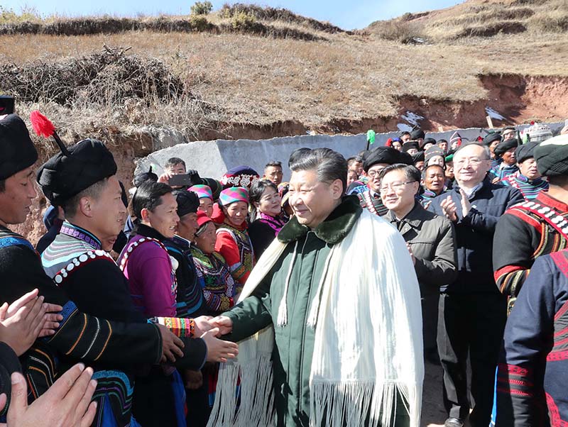 2018年2月11日上午，習近平在涼山彝族自治州昭覺縣解放鄉(xiāng)易地扶貧搬遷新村火普村同鄉(xiāng)親們親切握手。 新華社記者 鞠鵬 攝
