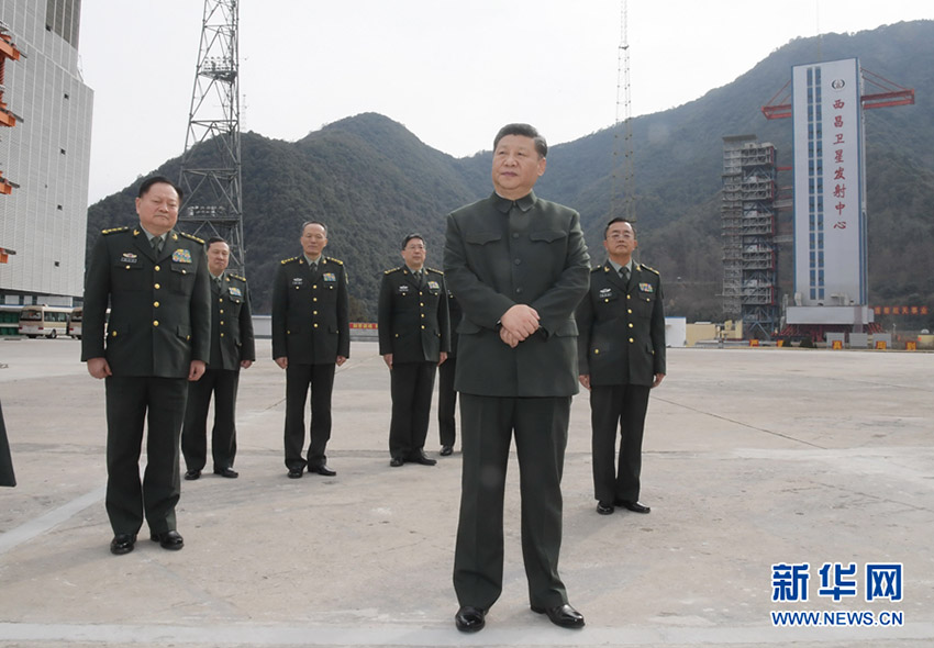 2018年2月10日，中共中央總書記、國家主席、中央軍委主席習(xí)近平來到駐四川部隊某基地，深入發(fā)射工位和技術(shù)廠房，看望慰問部隊官兵，代表黨中央和中央軍委，向全體解放軍指戰(zhàn)員、武警部隊官兵、民兵預(yù)備役人員致以誠摯問候和新春祝福。這是習(xí)近平來到某基地發(fā)射場聽取情況匯報。新華社記者 李剛 攝