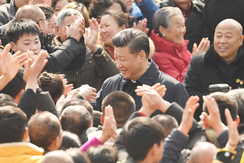 2018年2月12日上午，習(xí)近平在成都市郫都區(qū)戰(zhàn)旗村考察時同村民們親切交流。 新華社記者 張鐸 攝