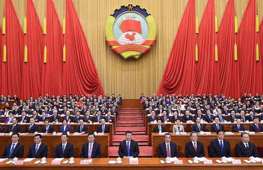2018年3月3日，中國(guó)人民政治協(xié)商會(huì)議第十三屆全國(guó)委員會(huì)第一次會(huì)議在北京人民大會(huì)堂開(kāi)幕。這是習(xí)近平、李克強(qiáng)、張德江、俞正聲、張高麗、栗戰(zhàn)書(shū)、王滬寧、趙樂(lè)際、韓正在主席臺(tái)就座。新華社記者 李學(xué)仁 攝