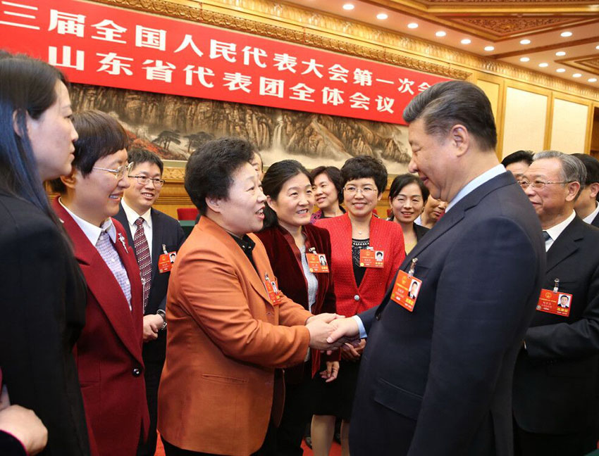 2018年3月8日，中共中央總書記、國家主席、中央軍委主席習(xí)近平參加十三屆全國人大一次會(huì)議山東代表團(tuán)的審議。在“三八”國際勞動(dòng)?jì)D女節(jié)到來之際，習(xí)近平代表黨中央，向參加全國兩會(huì)的女代表、女委員、女工作人員，向全國各族各界婦女同胞，致以節(jié)日的祝賀和誠摯的祝福。這是習(xí)近平同女代表親切交談。新華社記者 姚大偉攝