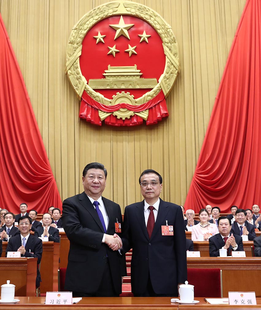 2018年3月18日，十三屆全國人大一次會(huì)議在北京人民大會(huì)堂舉行第六次全體會(huì)議。根據(jù)國家主席習(xí)近平的提名，經(jīng)過投票表決，決定李克強(qiáng)為中華人民共和國國務(wù)院總理。這是習(xí)近平同李克強(qiáng)親切握手。新華社記者 鞠鵬 攝