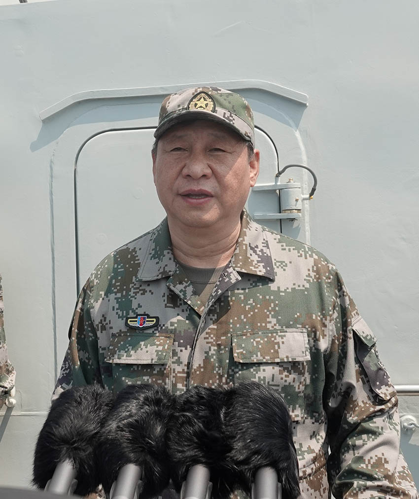 2018年4月12日上午，中央軍委在南海海域隆重舉行海上閱兵，展示人民海軍嶄新面貌，激發(fā)強(qiáng)國(guó)強(qiáng)軍堅(jiān)定信念。中共中央總書(shū)記、國(guó)家主席、中央軍委主席習(xí)近平檢閱部隊(duì)並發(fā)表重要講話。這是習(xí)近平發(fā)表重要講話。新華社記者 李剛 攝