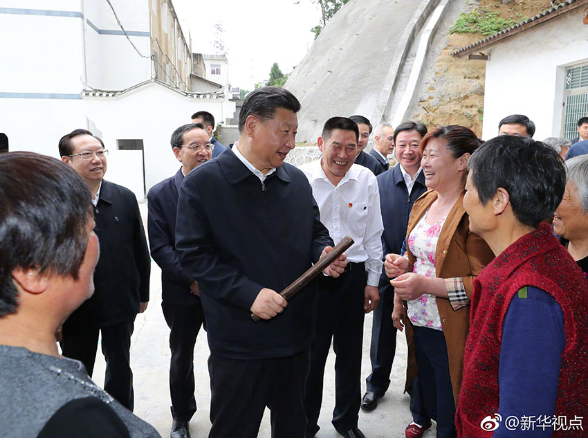 2018年4月24日下午，中共中央總書記、國(guó)家主席、中央軍委主席習(xí)近平來到緊鄰三峽大壩的宜昌市夷陵區(qū)太平溪鎮(zhèn)許家沖村，了解這個(gè)移民村的變遷和發(fā)展特色產(chǎn)業(yè)等情況。這是習(xí)近平接過村民洗衣用的棒槌，與村民親切交流。新華社記者 鞠鵬 攝