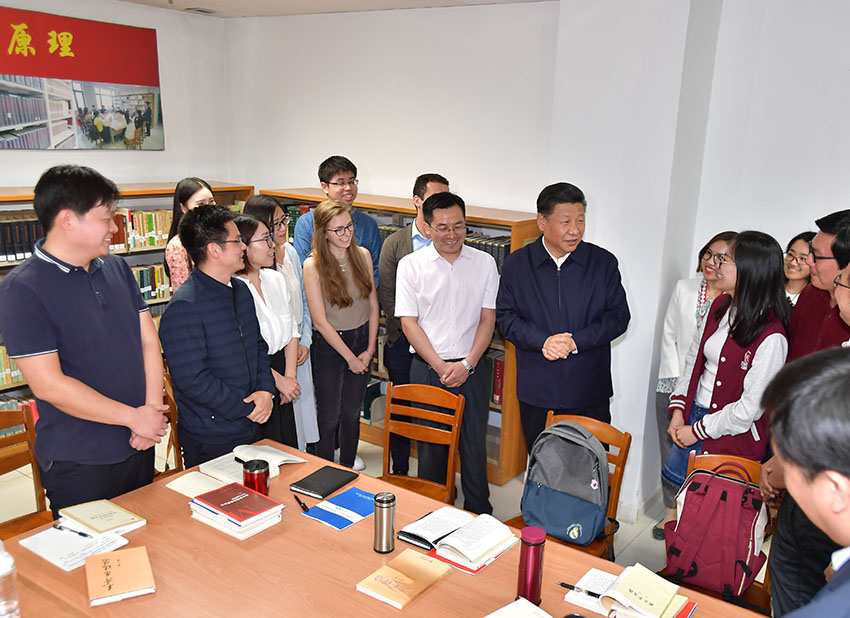 2018年5月2日，中共中央總書記、國家主席、中央軍委主席習(xí)近平來到北京大學(xué)考察。這是習(xí)近平在北京大學(xué)馬克思主義學(xué)院，與正在就“解讀新時代”進行座談交流的中外學(xué)生親切交談。新華社記者 李濤 攝