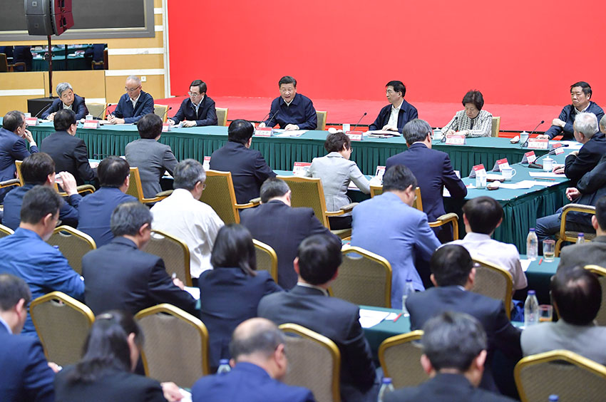 2018年5月2日，中共中央總書記、國(guó)家主席、中央軍委主席習(xí)近平來到北京大學(xué)考察。這是習(xí)近平同北京大學(xué)師生座談並發(fā)表重要講話。 新華社記者 李濤 攝