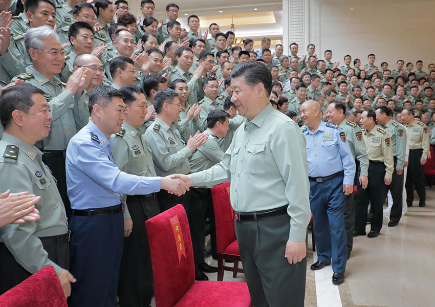 2018年5月16日上午，中共中央總書記、國家主席、中央軍委主席習(xí)近平視察軍事科學(xué)院，代表黨中央和中央軍委，對軍事科學(xué)院第八次黨代表大會的召開表示熱烈的祝賀，向軍事科學(xué)院全體同志致以誠摯的問候。這是習(xí)近平親切接見軍事科學(xué)院第八次黨代會代表。新華社記者 李剛 攝