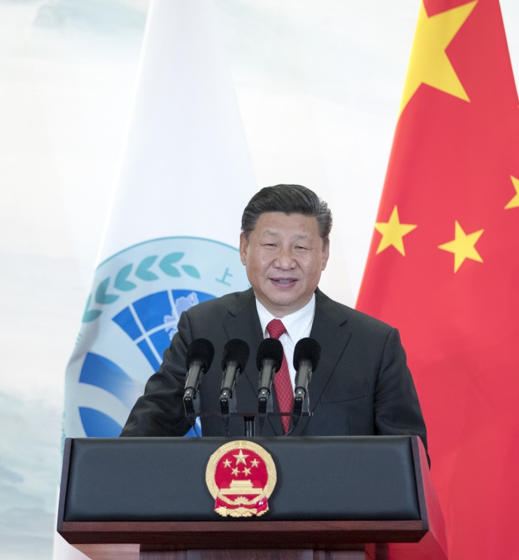 2018年6月9日，國(guó)家主席習(xí)近平在青島國(guó)際會(huì)議中心舉行宴會(huì)，歡迎出席上海合作組織青島峰會(huì)的外方領(lǐng)導(dǎo)人。這是習(xí)近平發(fā)表致辭。 新華社記者 謝環(huán)馳 攝