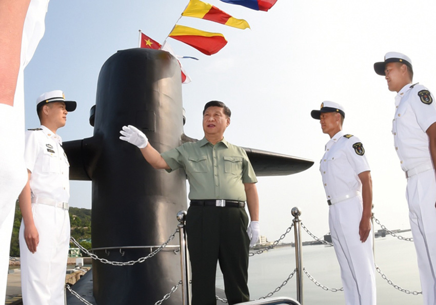 2018年6月11日下午，中共中央總書記、國家主席、中央軍委主席習(xí)近平視察北部戰(zhàn)區(qū)海軍。這是習(xí)近平來到某潛艇部隊，登上潛艇，同艇員親切交談。新華社記者 李剛 攝