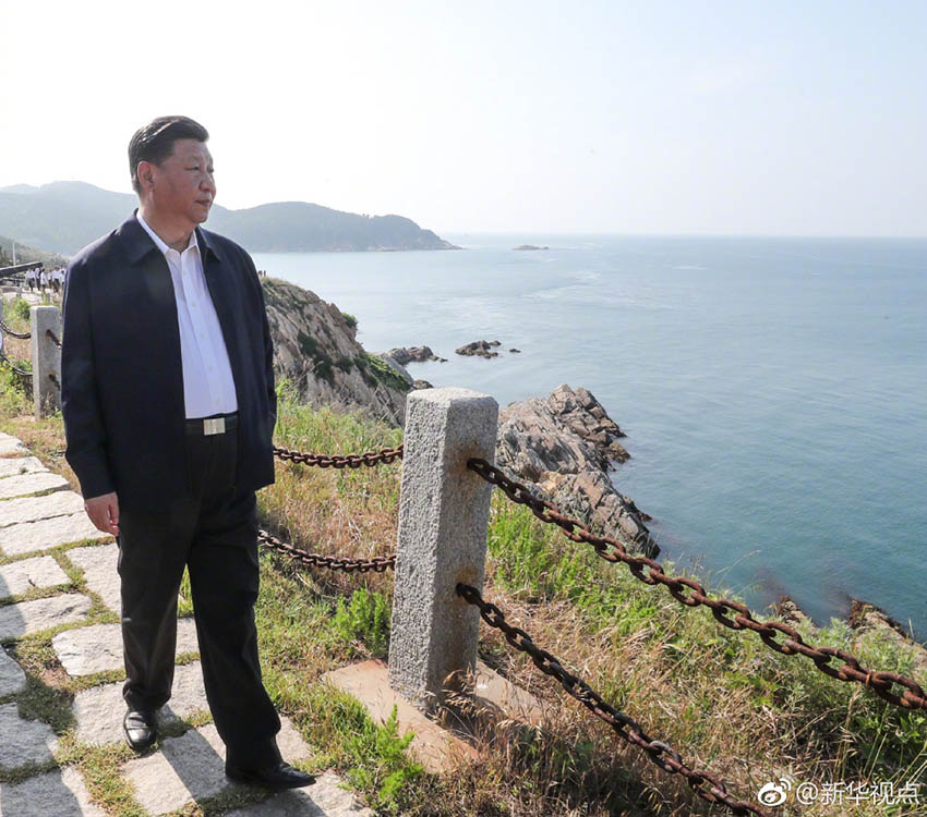 2018年6月12日，中共中央總書記、國家主席、中央軍委主席習(xí)近平在山東威海考察。這是習(xí)近平在膠東（威海）黨性教育基地劉公島教學(xué)區(qū)察看北洋海軍炮臺(tái)遺址。新華社記者 謝環(huán)馳 攝
