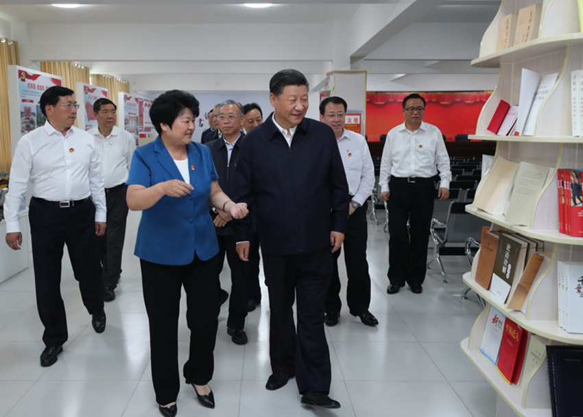 2018年6月12日至14日，中共中央總書記、國家主席、中央軍委主席習(xí)近平在山東考察。這是14日上午，習(xí)近平在濟(jì)南市章丘區(qū)雙山街道三澗溪村，了解該村以黨建為統(tǒng)領(lǐng)，推動(dòng)鄉(xiāng)村振興情況。新華社記者 謝環(huán)馳 攝
