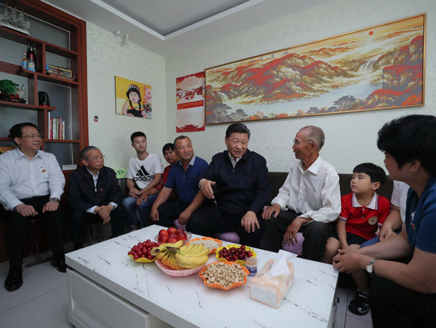 2018年6月12日至14日，中共中央總書記、國家主席、中央軍委主席習近平在山東考察。這是14日上午，習近平來到濟南市章丘區(qū)雙山街道三澗溪村，同村民趙順利一家拉家常。新華社記者 謝環(huán)馳 攝